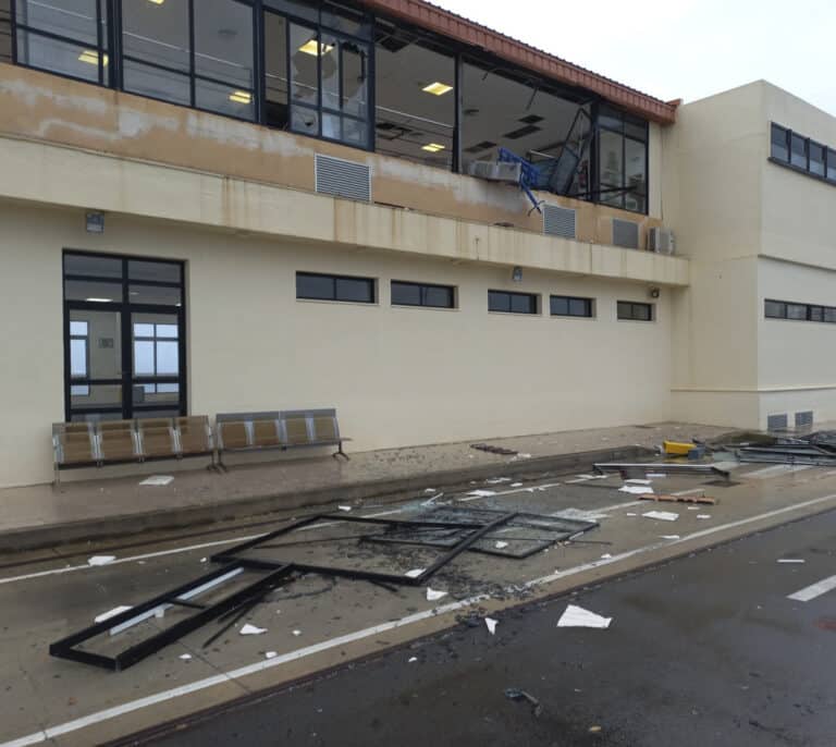 Un buque que navegaba de Valencia con 750 pasajeros colisiona con el muelle en el puerto de Ibiza por el temporal