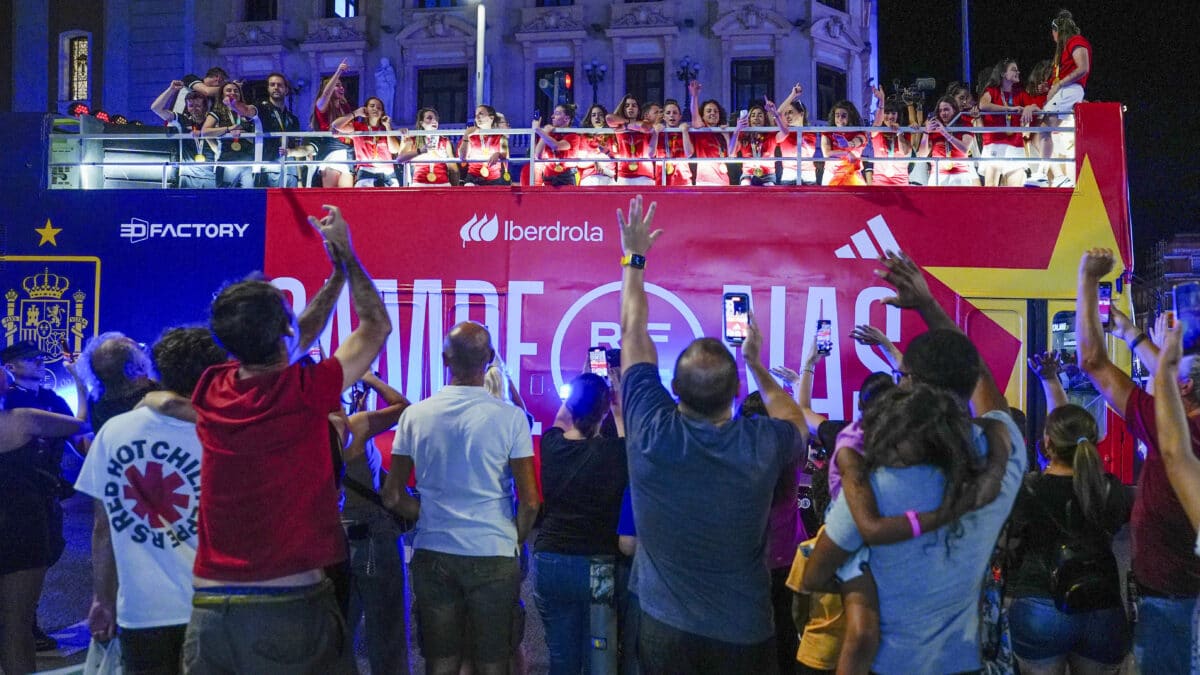 Las jugadoras de la selección española de fútbol, nueva campeona del Mundo, recorren este lunes Madrid en autobús descubierto para celebrar su triunfo con la afición.