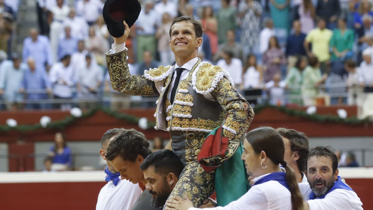 El diestro Julián López El Juli sale a hombros tras su actuación en la tercera corrida de la feria de Semana Grande con toros de Jandilla, este martes en Illumbe.