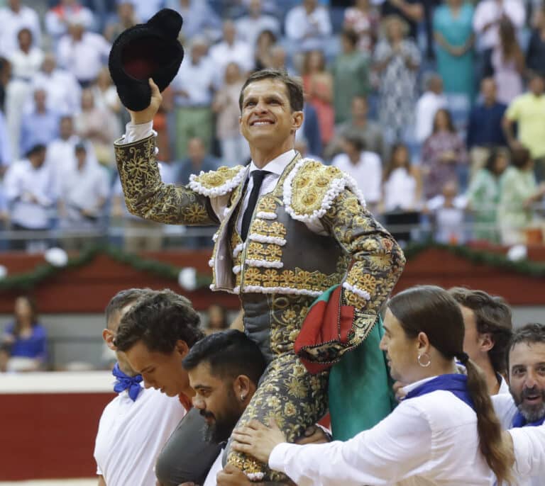 El Juli hace historia: corta ocho orejas y un rabo en el regreso de los toros a Gijón