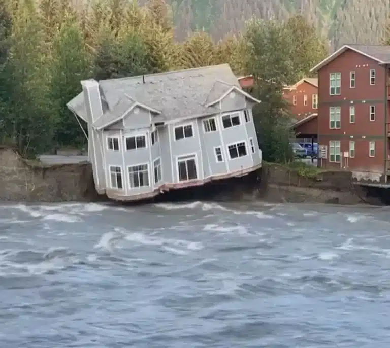 El desprendimiento de un glaciar en Alaska provoca el derrumbamiento de varias viviendas