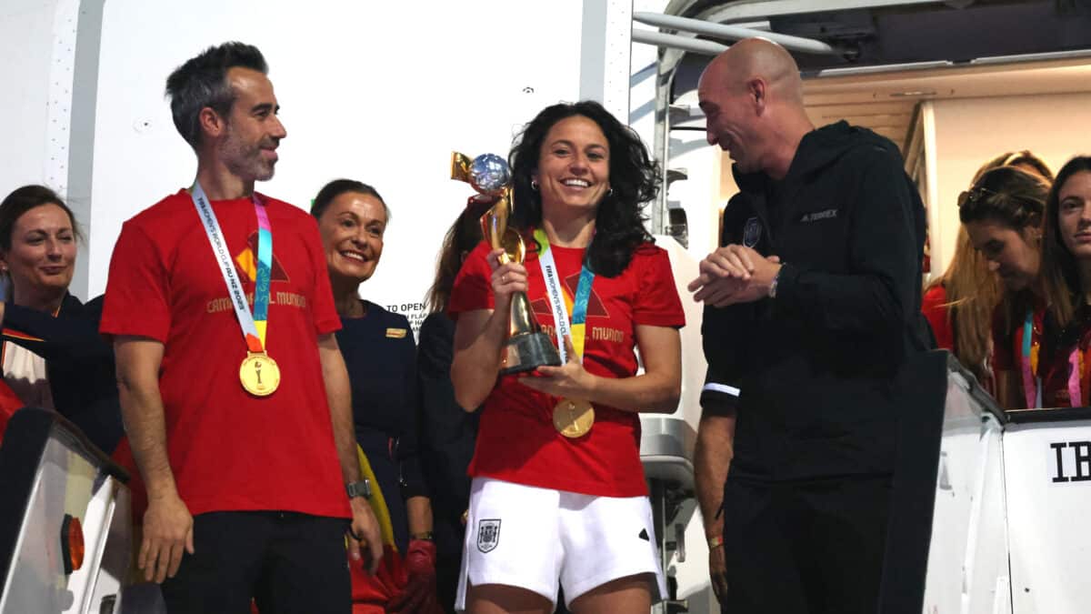 El entrenador de la Roja, Jorge Vilda, la capitana de la selección, Ivana Andrés, y el Presidente de Real Federación Española de Fútbol, Luis Rubiales, a su llegada al aeropuerto.