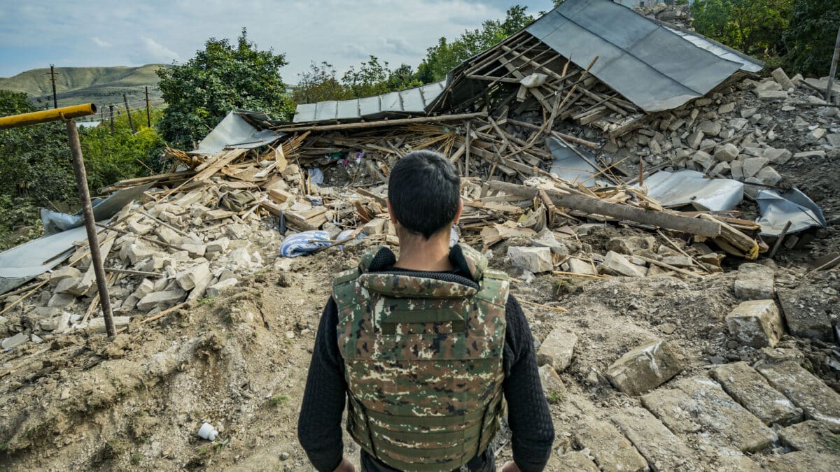 Un miliciano observa las ruinas de una vivienda por el conflicto de Arzebaiyán y Armenia en la región de Nagorno-Karabaj.
