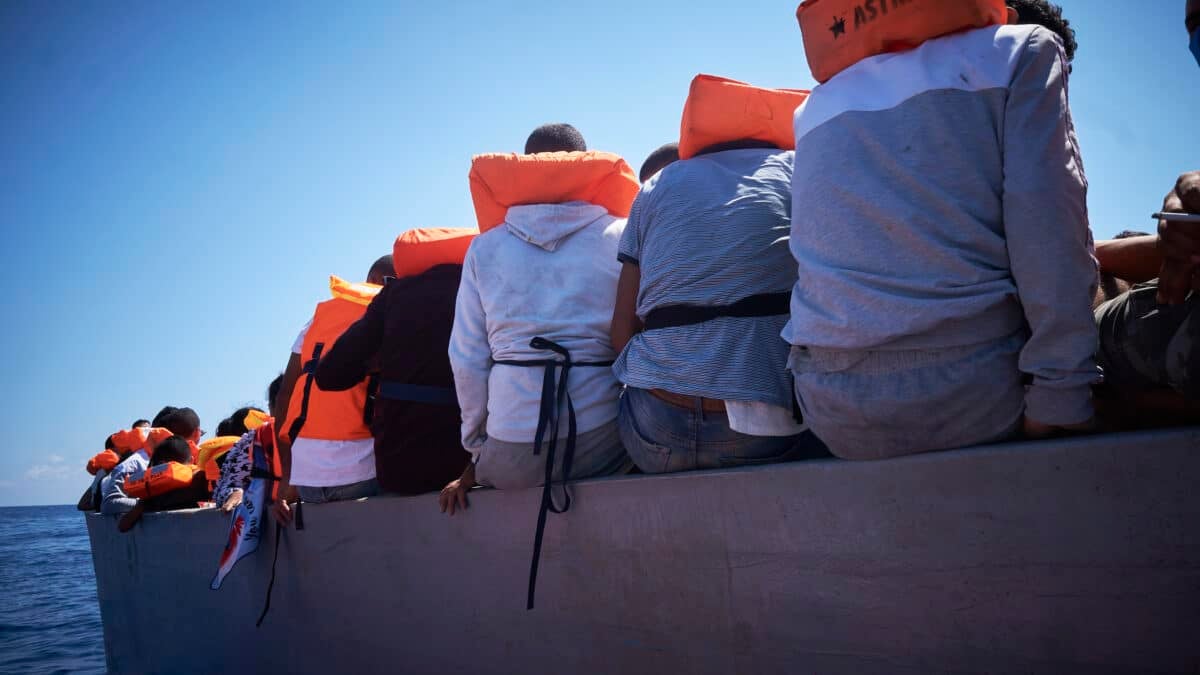 Migrantes que viajan en una patera
