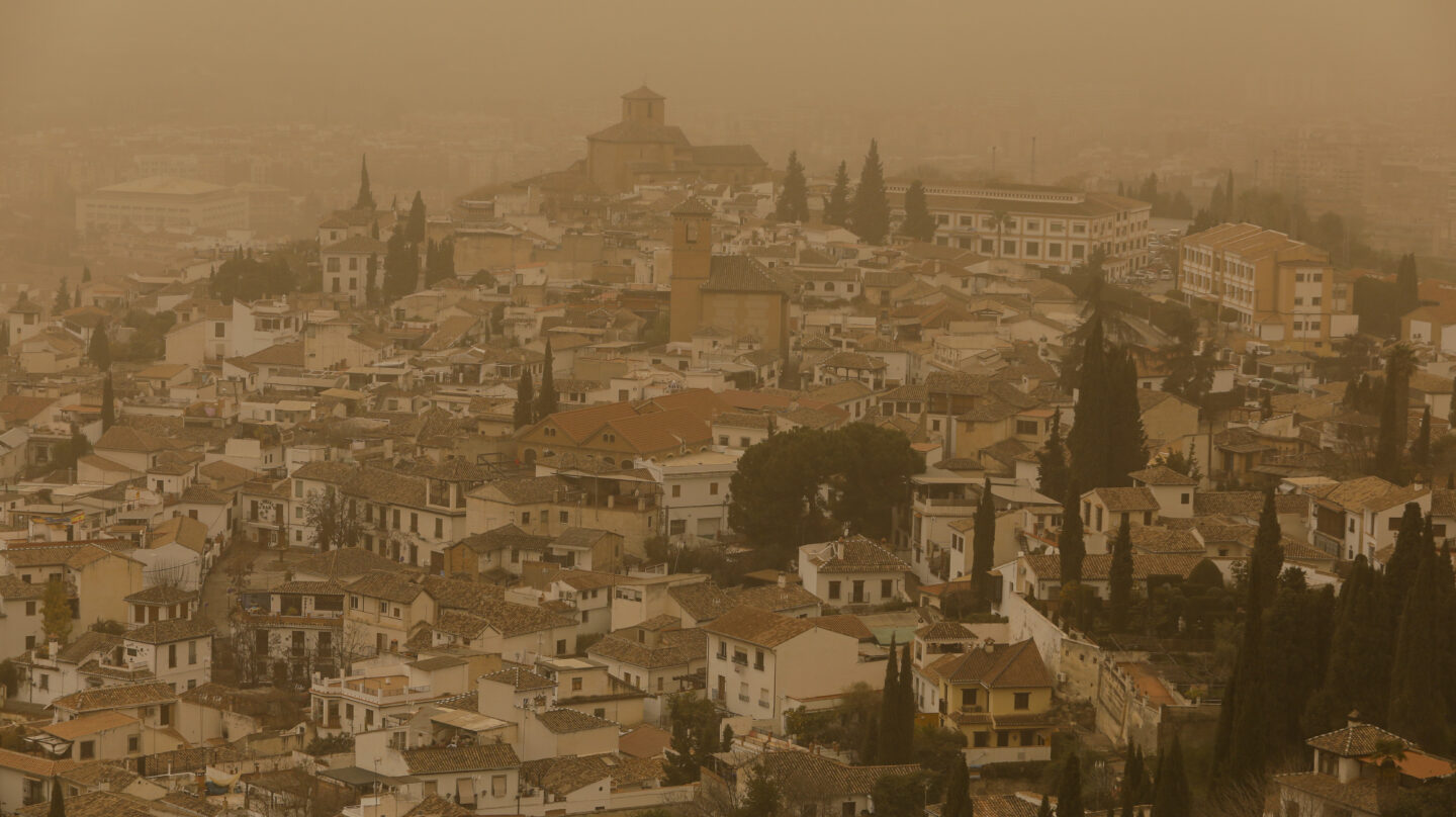 Imágenes de la Alhambra y el Albaicin de Granada cubiertos por la calima del Sahara a 15 de marzo del 2022 en Granada (Andalucía, España)