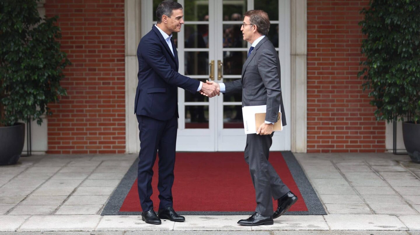 El presidente del Gobierno, Pedro Sánchez (i) y el presidente del Partido Popular, Alberto Núñez Feijóo (d), se saludan a su llegada a una reunión en La Moncloa, a 10 de octubre de 2022, en Madrid (España). El presidente del Ejecutivo ha convocado al líder del PP, tras el anuncio de renuncia del presidente del Tribunal Supremo y del Consejo General del Poder Judicial (CGPJ), Carlos Lesmes, un mes después de que amenazara con irse si no había avances tangibles para renovar un CGPJ que lleva casi cuatro años caducado. Un sector del Tribunal Constitucional se abre a aceptar una renovación por fases y que el Gobierno pueda nombrar a sus dos magistrados sin esperar a los del Poder Judicial. 10 OCTUBRE 2022;FEIJOO;MONCLOA;DIMISIÓN;LESMES;MONCLOA;PODER JUDICIAL;TRIBUNAL SUPREMO;CGPJ Eduardo Parra / Europa Press (Foto de ARCHIVO) 10/10/2022