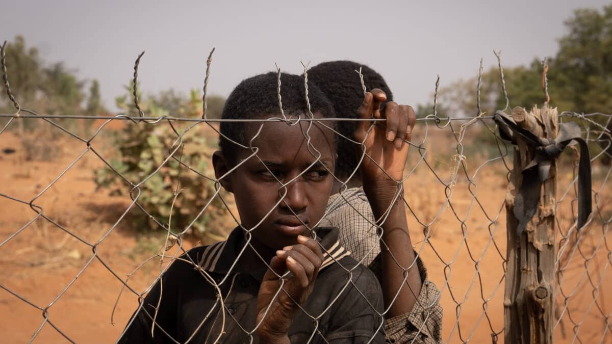 Un niño tras una valla en la aldea de Ganguel, a 11 de enero de 2023, en Ganguel, Sokoto, Níger (África).