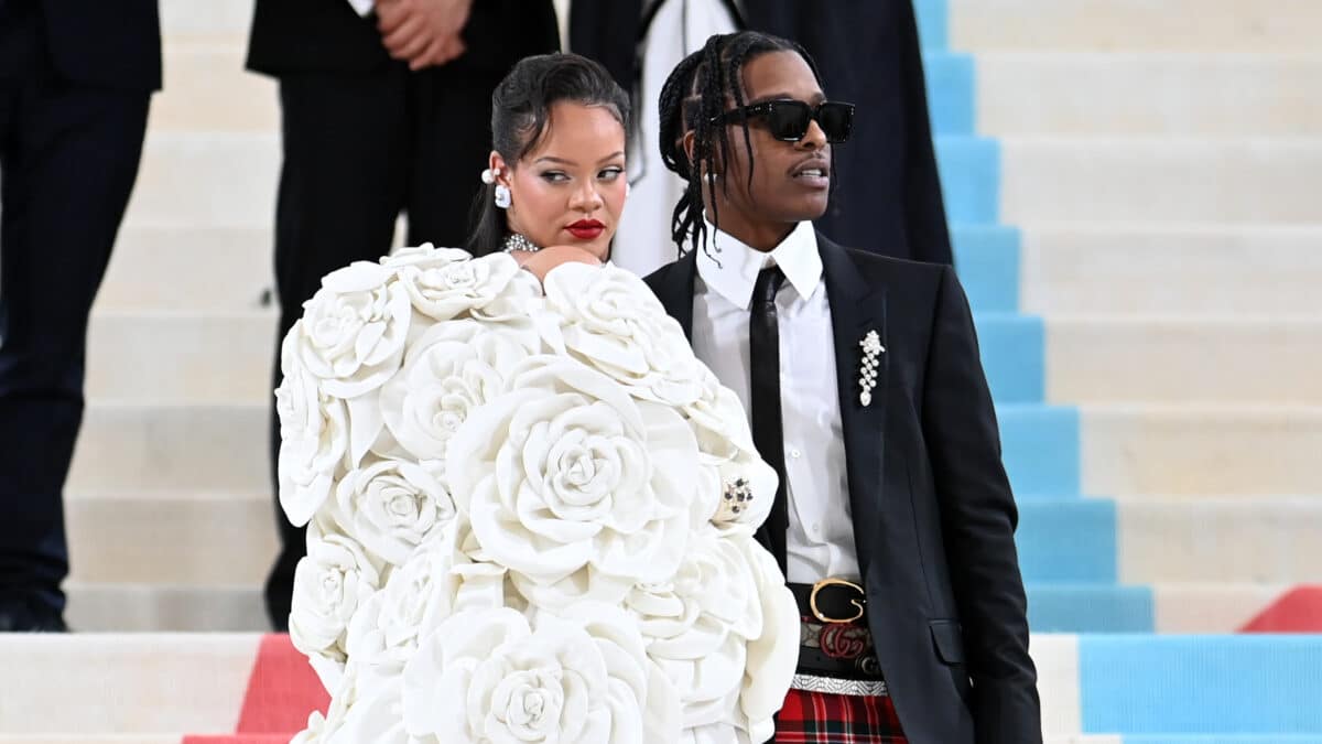 Rihanna y A$AP Rocky en las escaleras del MET