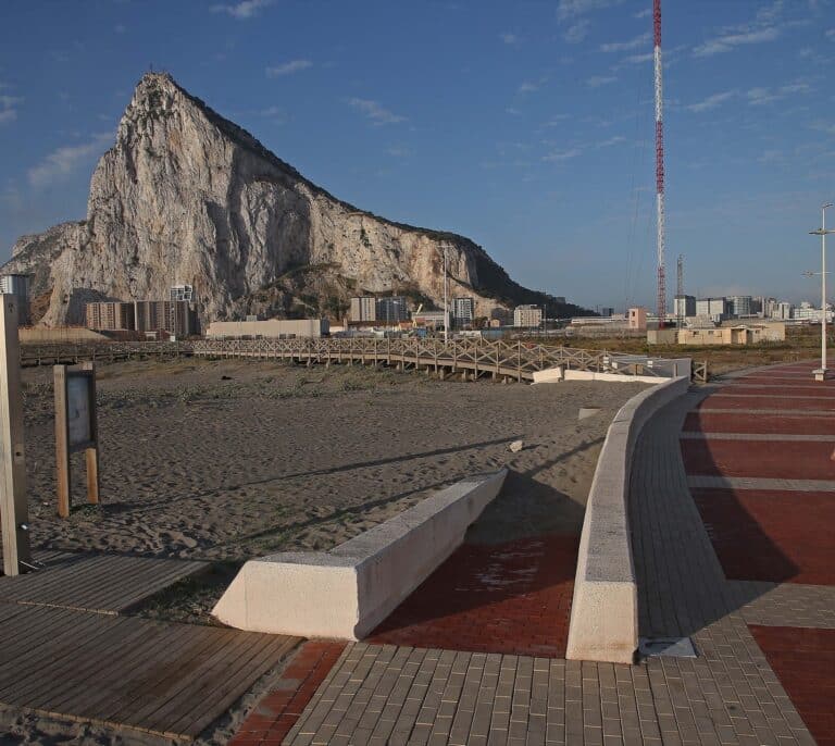 España se queja ante Reino Unido por tres incidentes en aguas próximas a Gibraltar