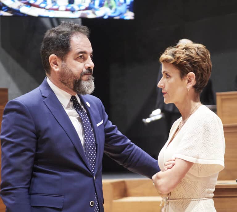 Vox impide en Navarra una condena de los ataques a sedes del PSOE que sí respaldan PP y UPN