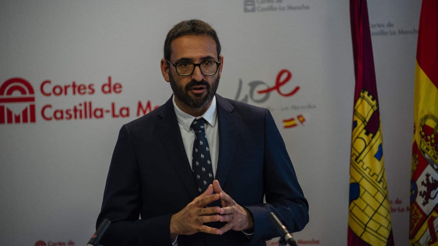 El secretario de Organización del PSOE, Sergio Gutiérrez, ofrece una rueda de prensa tras el tercer debate de investidura del presidente electo de Castilla-La Mancha, en las Cortes de Castilla-La Mancha, a 5 de julio de 2023, en Toledo, Castilla-La Mancha (España). Este es el segundo debate de investidura que protagoniza García-Page con la mayoría absoluta de los diputados, una sesión que llega tras la sesión constitutiva de la XI Legislatura de las Cortes de Castilla-La Mancha, en la que tuvo lugar la elección de los cargos de la Mesa como paso previo a la constitución de los tres grupos parlamentarios Socialista, Popular y de Vox. Está previsto que el próximo sábado, 8 de julio, tenga lugar el acto institucional de toma de posesión, en el Palacio de Fuensalida. 05 JULIO 2023;MADRID;PAGE;TERCER DEBATE DE INVESTIDURA Mateo Lanzuela / Europa Press (Foto de ARCHIVO) 05/7/2023