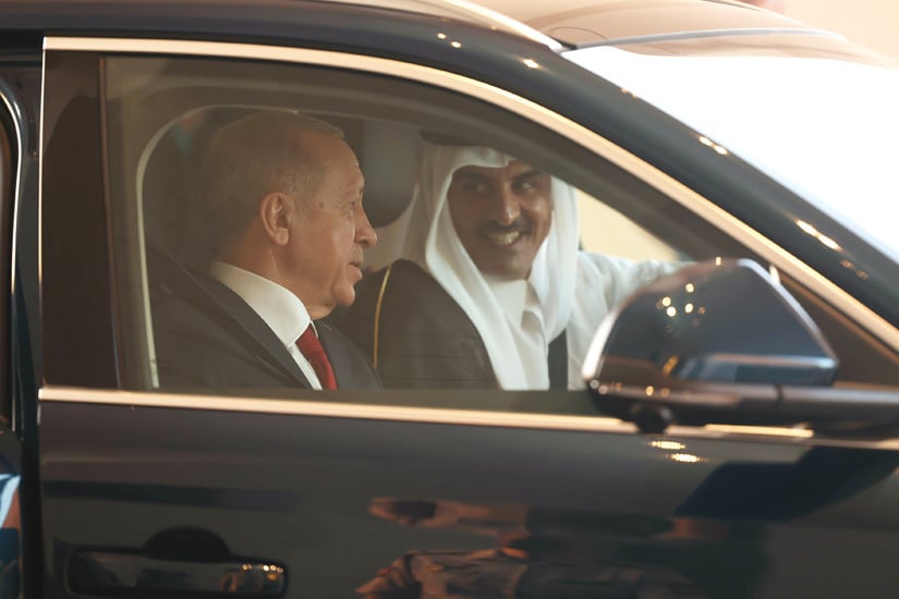 El emir de Qatar Tamim bin Hamad Al Zani recibe un coche como regalo personal del presidente turco Recep Tayyip Erdogan.