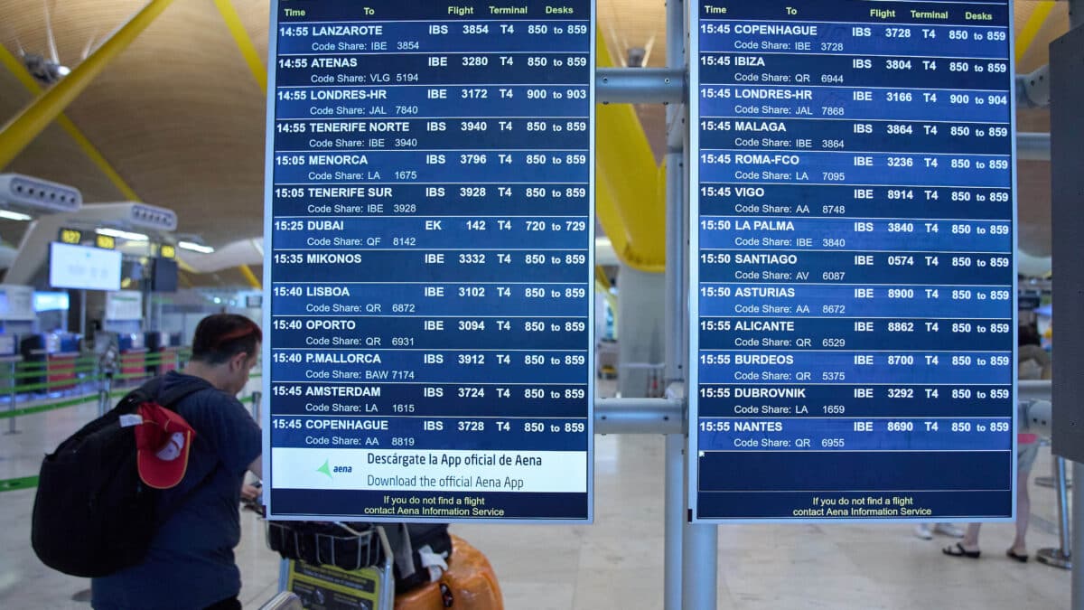 Un panel informativo en Barajas.