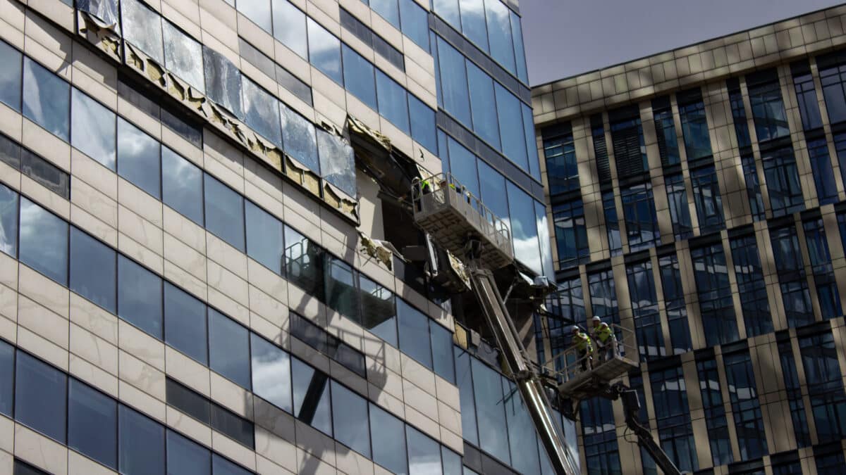 Los daños por el impacto del dron en un edificio en Moscú