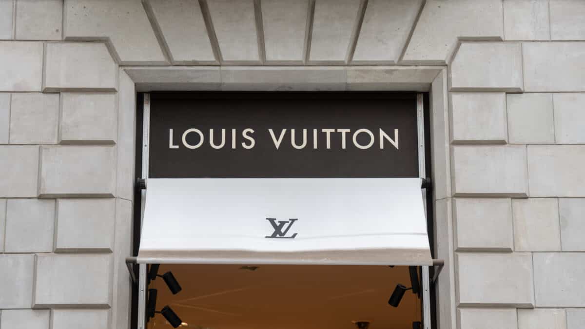 Entrada a una tienda de Louis Vuitton.