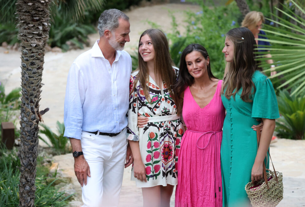 El rey Felipe IV, la reina Letizia, la Princesa Leonor y la Infanta Sofía durante su visita a los Jardines de Alfabia, en Bunyola (Islas Baleares, España)