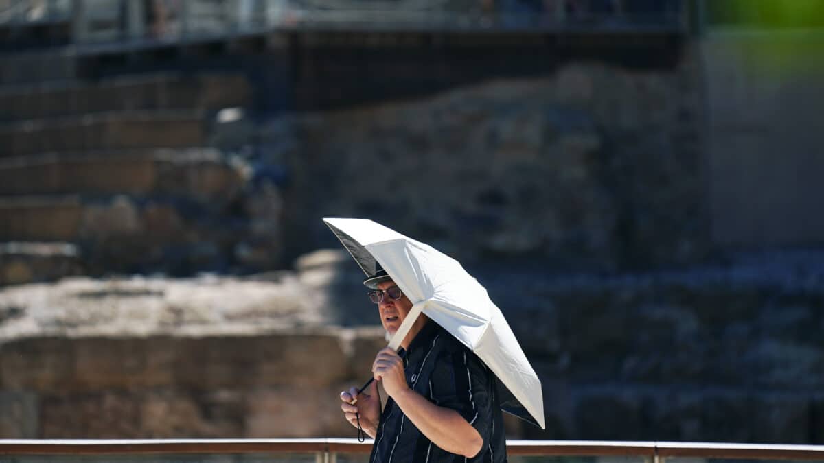 Un hombre se protege del sol en Málaga