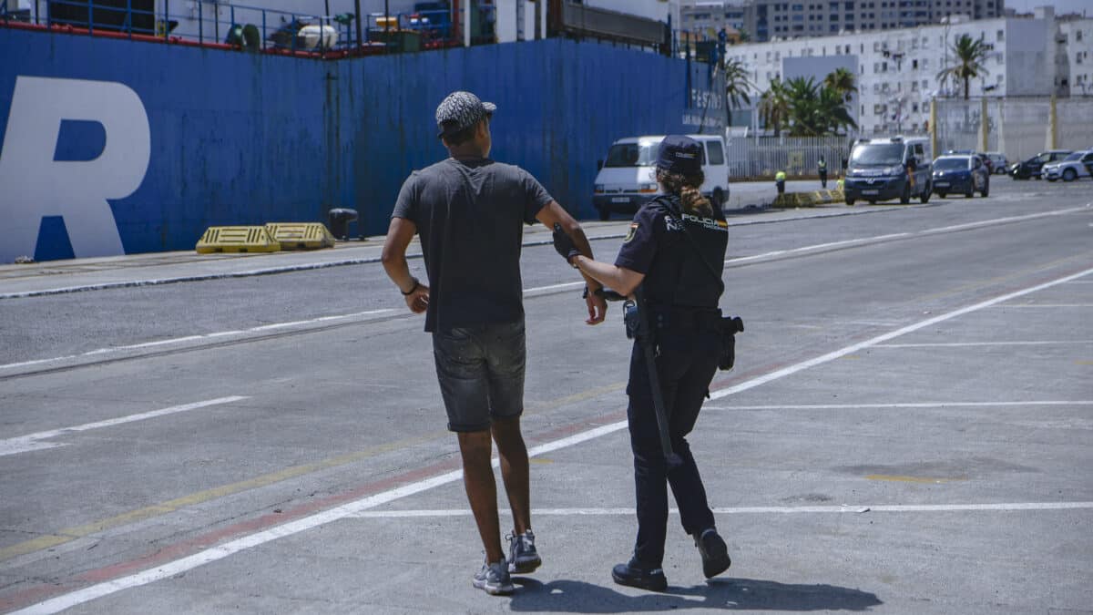 Casi 100 inmigrantes tratan de entrar en Ceuta pero solo una decena lo consiguen