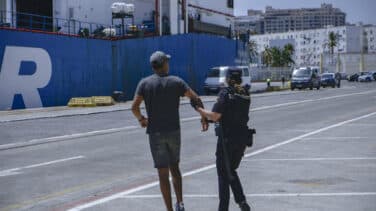Casi 100 inmigrantes tratan de entrar en Ceuta pero solo una decena lo consiguen