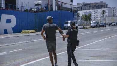 Casi 100 inmigrantes tratan de entrar en Ceuta pero solo una decena lo consiguen