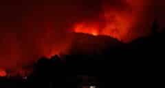 El incendio de Tenerife es lo "nunca visto": una columna de humo de seis kilómetros de altura y miles de evacuados y confinados