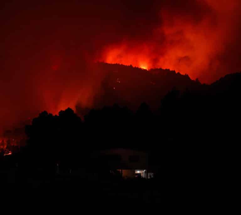 El incendio de Tenerife es lo "nunca visto": una columna de humo de seis kilómetros de altura y miles de evacuados y confinados