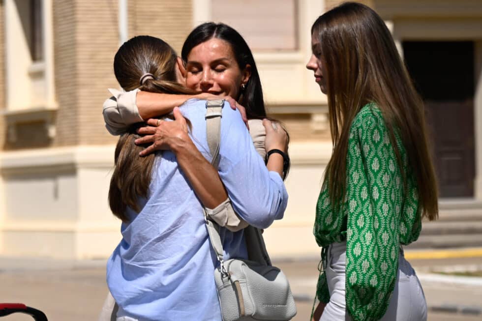 La princesa de Asturias, Leonor se despide del su madre la reina Letizia, y de su hermana la infanta Sofía