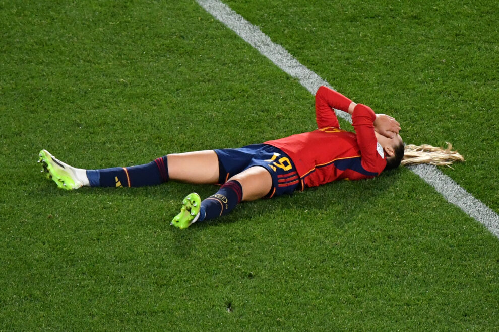 Olga Carmona, tumbada en el campo de Sídney, celebrando la victoria de España en el Mundial