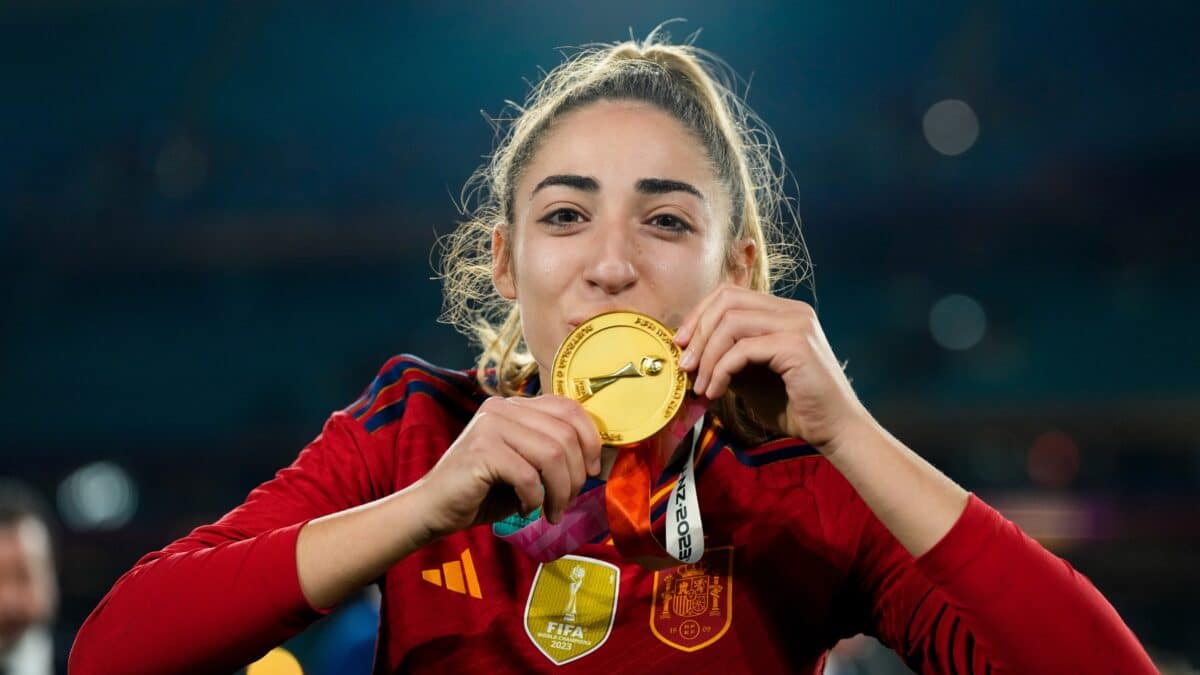 Olga Carmona besa la medalla tras la final