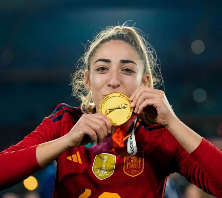 Luces y sombras de un día para no olvidar: Olga Carmona perdió a su padre el viernes y no lo sabía