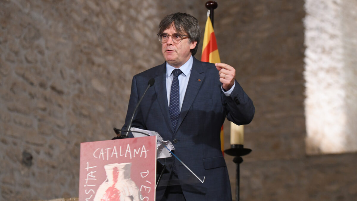 El expresidente de la Generalitat Carles Puigdemont interviene durante el homenaje al músico Pau Casals