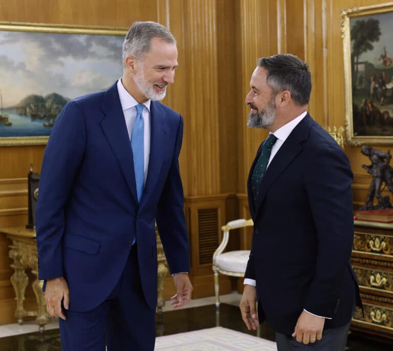 Abascal traslada al Rey que Vox dará sus votos a Feijóo "con condiciones" si lo propone para la investidura