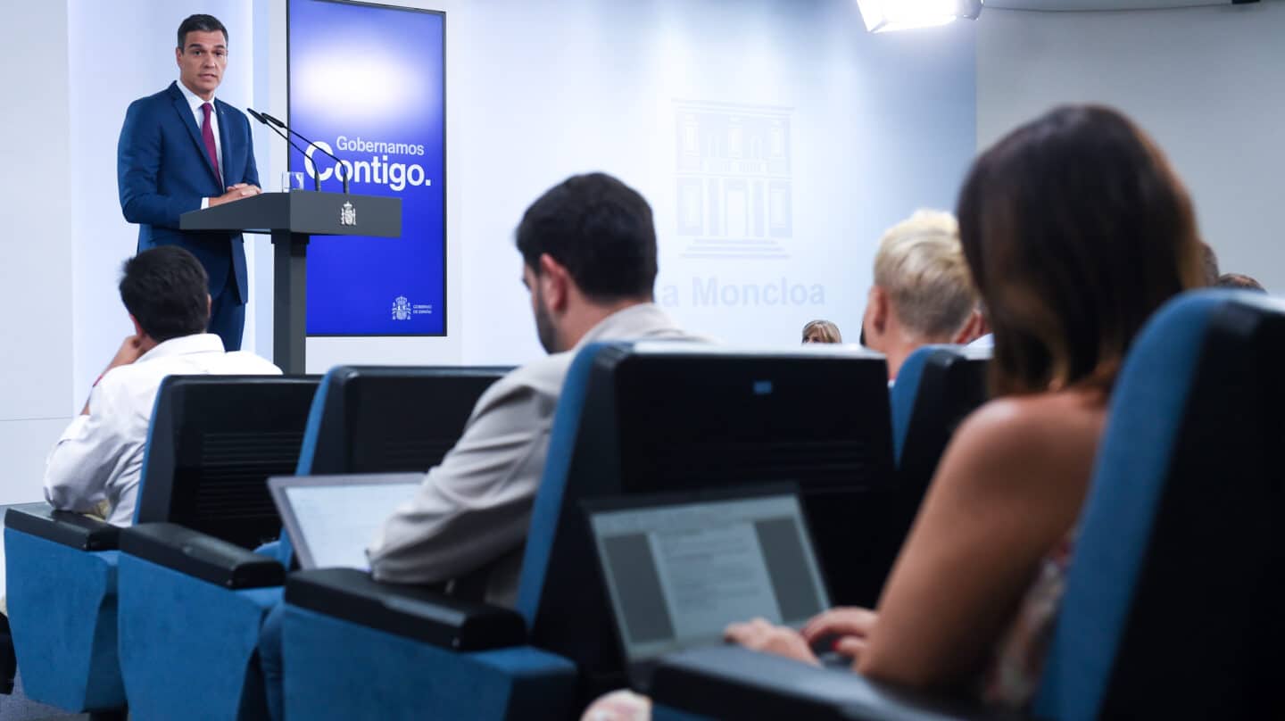 El presidente del Gobierno en funciones, Pedro Sánchez, durante una rueda de prensa en el Palacio de la Moncloa, a 22 de agosto de 2023, en Madrid (España). Esta rueda de prensa ha tenido lugar después de una reunión con el Rey Felipe en el Palacio de la Zarzuela. Durante la reunión, Sánchez ha pedido al Rey que le proponga como candidato pese a no tener atados los apoyos de cara a una investidura. El monarca inició ayer, 21 de agosto, su ronda de consultas para designar candidato a la investidura de la Presidencia del país, y por primera vez tiene que elegir entre dos aspirantes que se postulan para asumir el encargo: el candidato del PP, que se reivindica como ganador de los comicios del 23 de julio, y el socialista, que se considera el único capaz de sumar apoyos para superar la votación en el Congreso. En la ronda de contactos, que termina hoy, participan siete formaciones porque otras cuatro han declinado a acudir. 22 AGOSTO 2023;REY;SANCHEXZ;INVESTIDURA;CONSULTAS;RONDA DE CONTACTOS Gustavo Valiente / Europa Press 22/8/2023