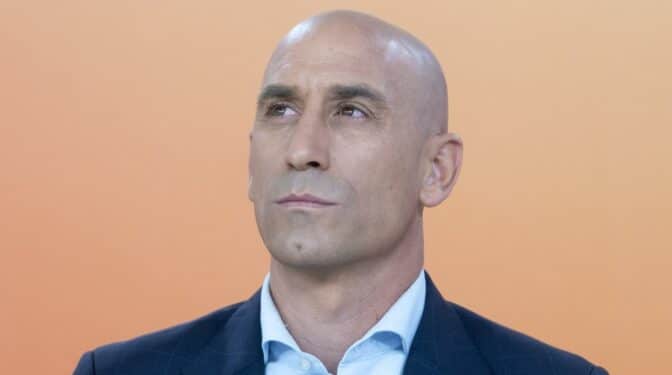 Rubiales no dimite y culpa al «falso feminismo» y a Tebas de orquestar una cacería contra él