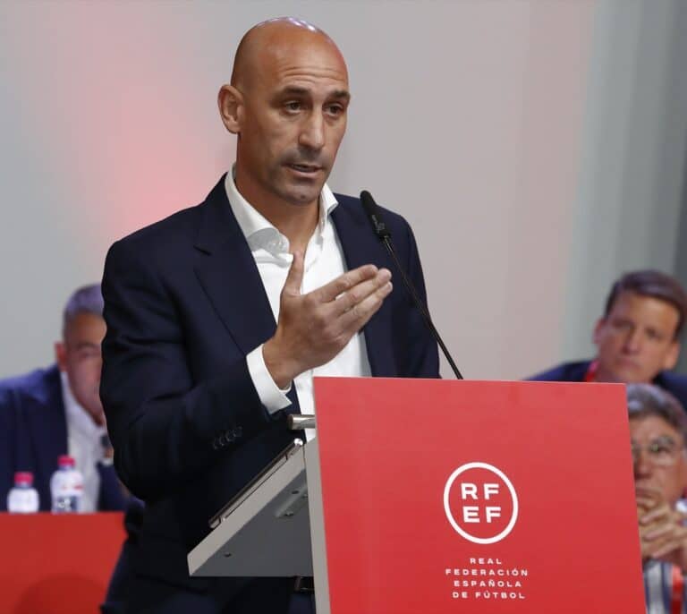 Colectivos feministas se concentran contra Rubiales antes del partido que disputará en Motril