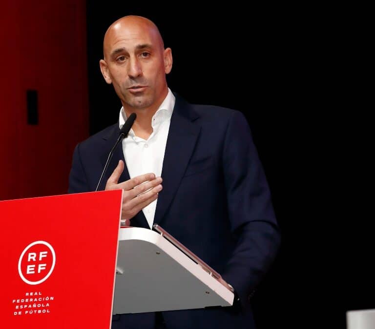 Rubiales y el beso a Jenni Hermoso: «Lo hubiera hecho también con la selección masculina»