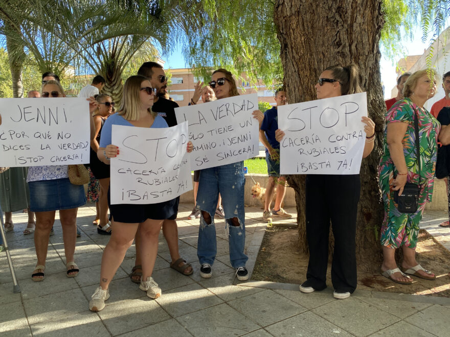 Concentración de familiares y vecinos en la iglesia de la Divina Pastora de Motril en apoyo a Luis Rubiales.