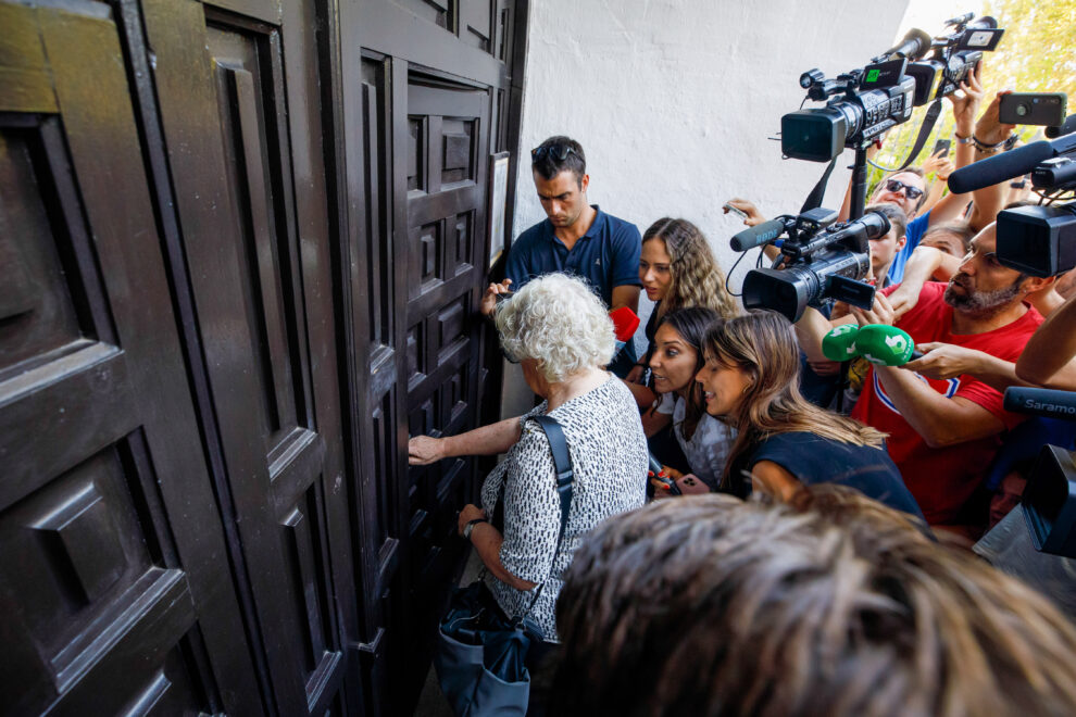Abren la puerta de la iglesia Divina Pastora donde se encuentra la madre de Rubiales rodeado de medios de comunicación.