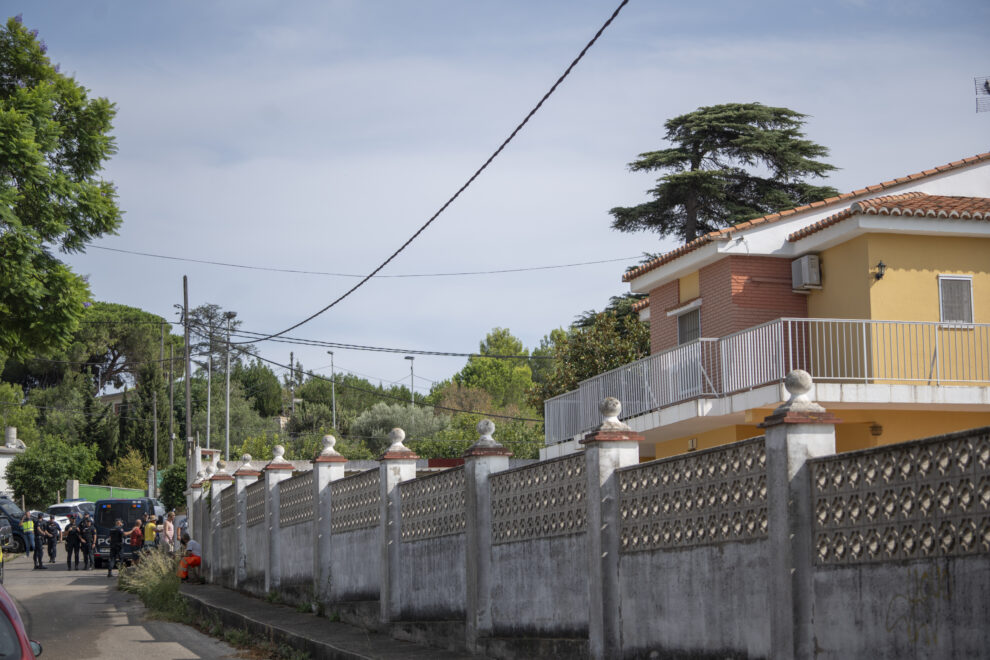 Vista de la vivienda donde un policía retirado se ha atrincherado con rehenes, a 30 de agosto de 2023, en Alzira