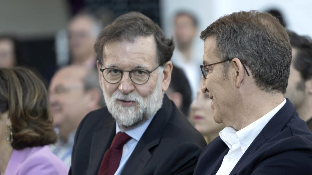 El expresidente del Gobierno Mariano Rajoy (i) y el presidente del Partido Popular, Alberto Núñez Feijóo (d)