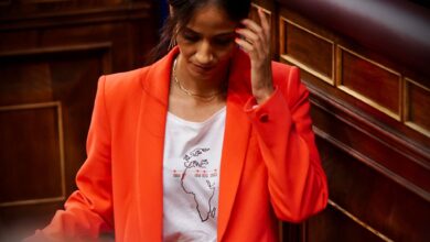 La saharaui Tesh Sidi se estrena en el Congreso con una camiseta que denuncia las traiciones de España