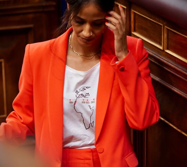 La saharaui Tesh Sidi se estrena en el Congreso con una camiseta que denuncia las traiciones de España