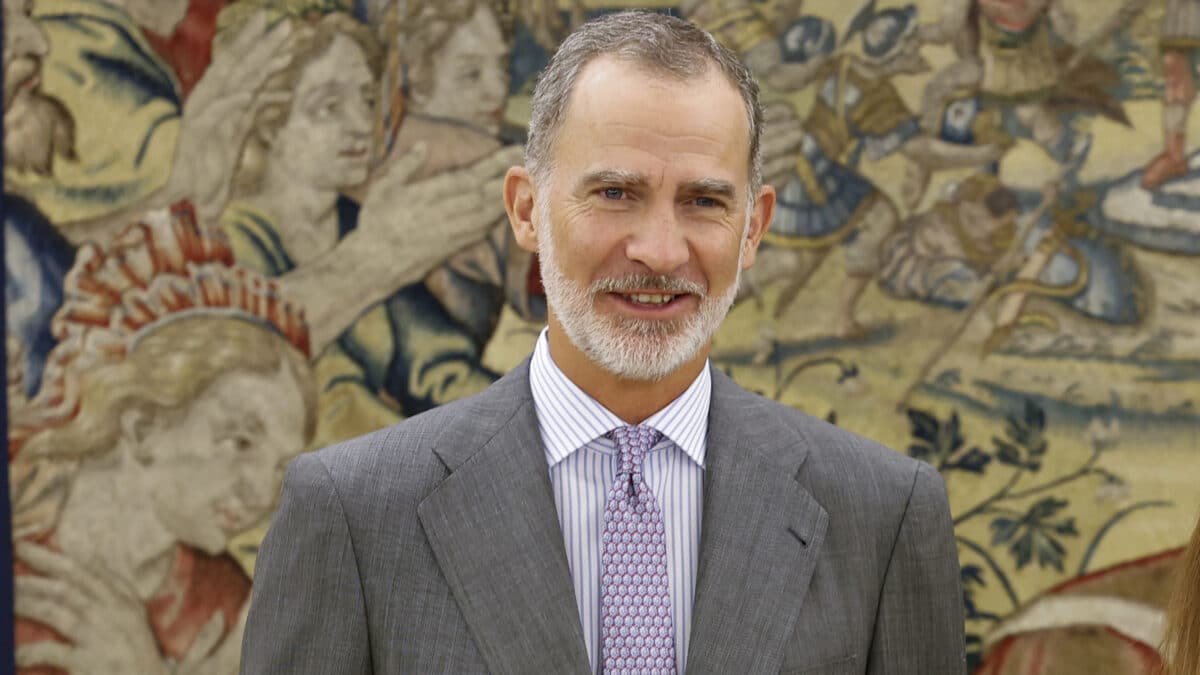 Rey Felipe VI (i) en el Palacio de la Zarzuela en Madrid para informarle de las constitución de las Cortes de la XV legislatura.