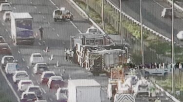 Tres kilómetros de retención y dos carriles cortados por un accidente entre un camión y una furgoneta en la A-6 en Torrelodones (Madrid)