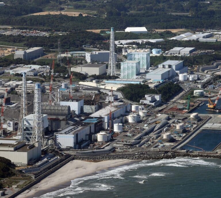 Japón comienza a verter el agua radiactiva de Fukushima al Pacífico y China habla de "sabotaje ecológico"