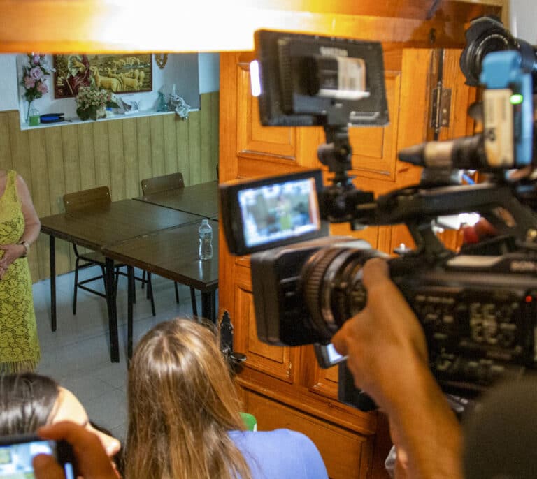El encierro en una iglesia que llegó a las portadas de medio mundo: "Es una gran historia y es agosto"