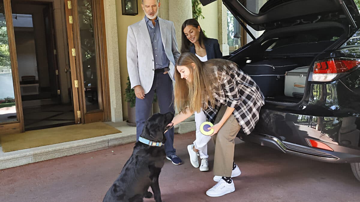 La infanta Sofía junto al rey Felipe y la reina Letizia en el día que la joven se marcha al UWC Atlantic College de Gales