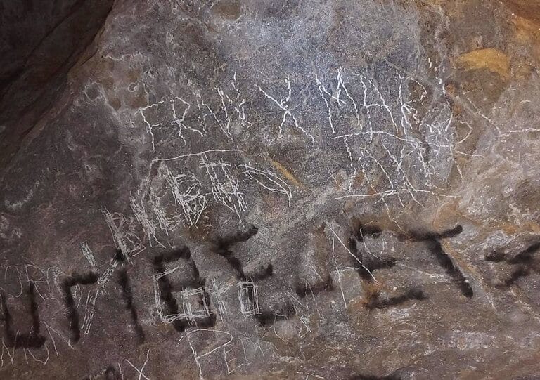 Investigan a un hombre por las pintadas en la cueva protegida de Lezetxiki en Arrasate (Guipúzcoa)