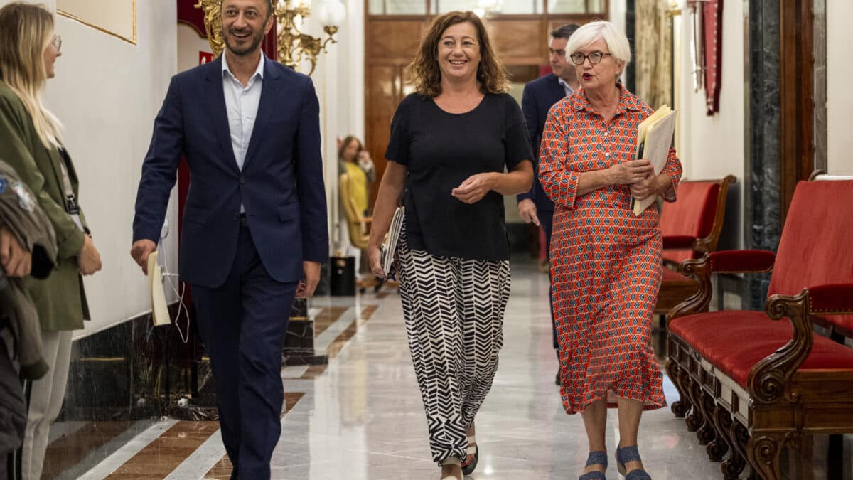 La presidenta del Congreso, Francina Armengol (c), junto al vicepresidente primero, Alfonso Rodríguez Gómez y la secretaria segunda, Isaura Leal, a su llegada a la reunión de la Mesa del Congreso, este lunes.