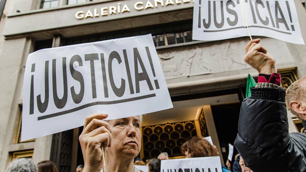 Funcionarios de la Administración de Justicia sujetan pancartas durante una concentración durante su huelga indefinida.